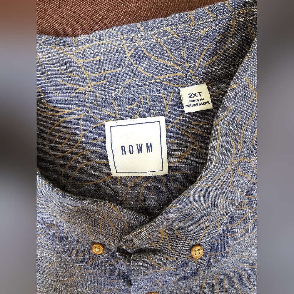 NWOT. ROWM. XXL. Denim blue button down long sleeve shirt w/ a deep beige design